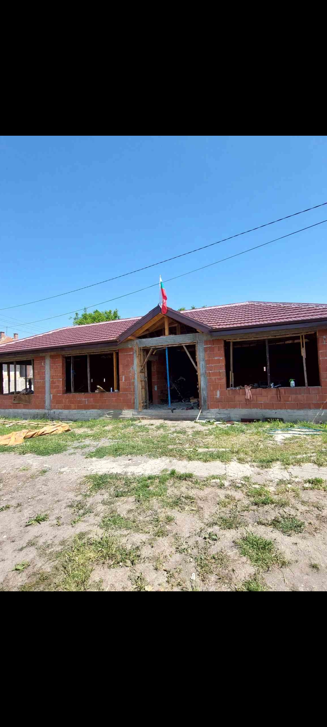 Нова червена керемидена покривна конструкция